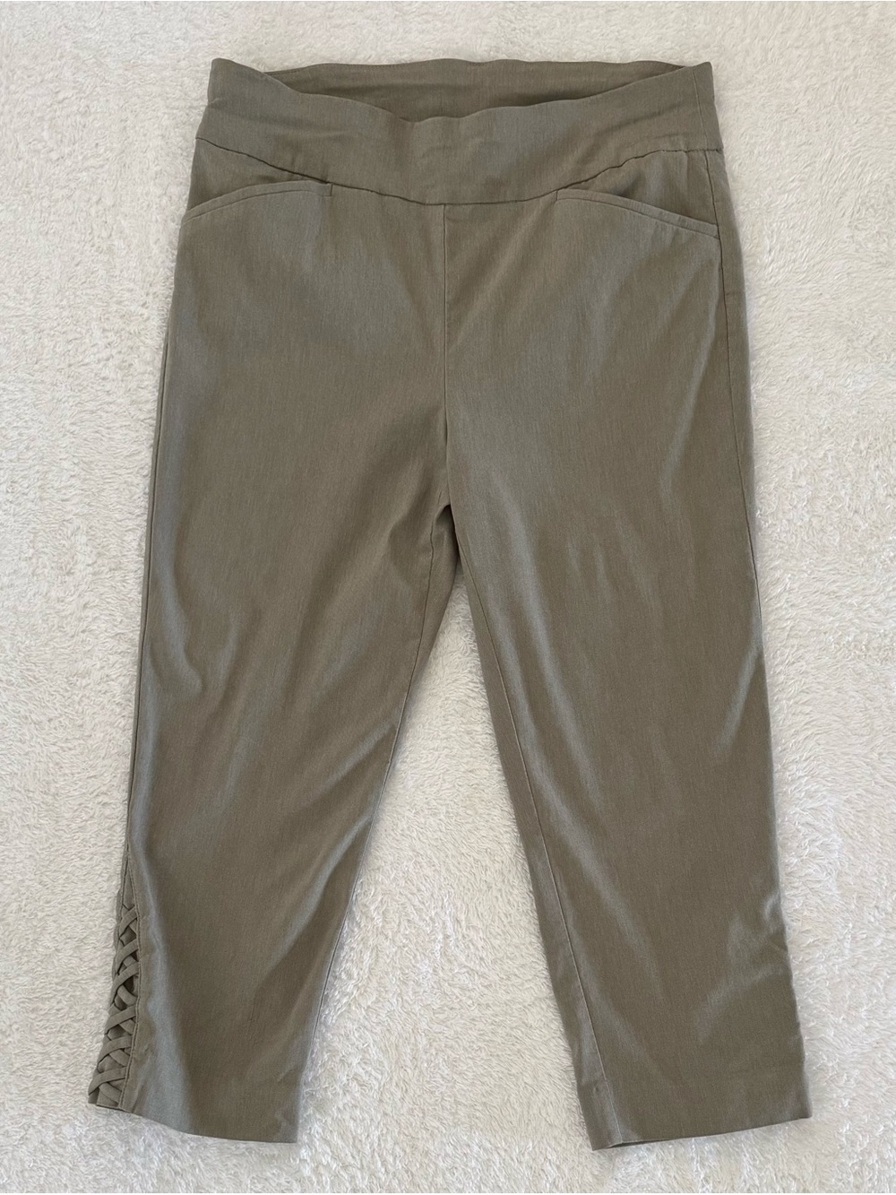 Chico’s Perfect Stretch women’s pull-on cropped pants size 1 / US 8 beige EUC